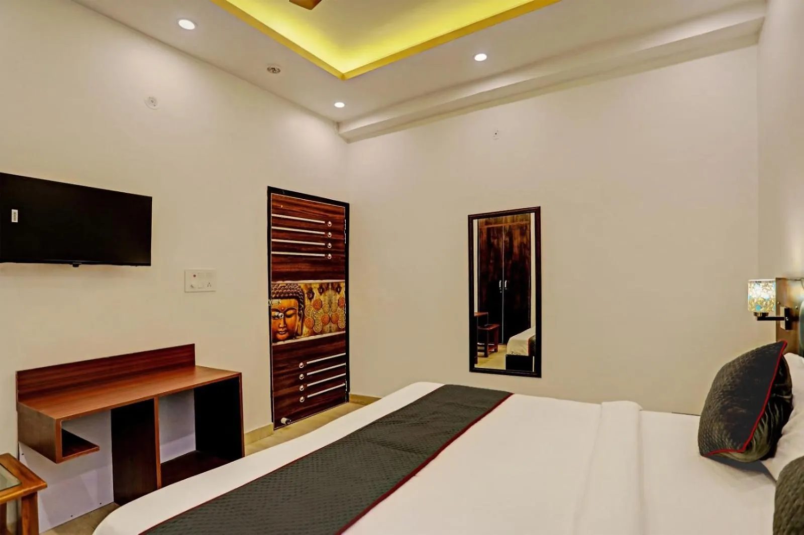 Hotel Sana New Delhi 4*,