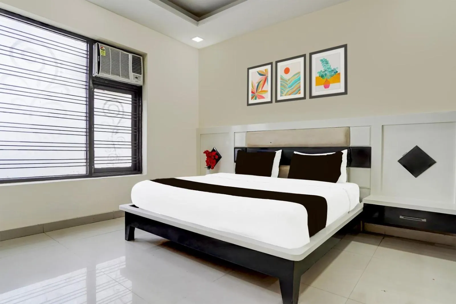 Hotel Sana New Delhi 4*,